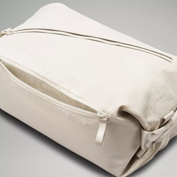 Lululemon - Fast Track Bag 2.0 10L - NWT main image 4